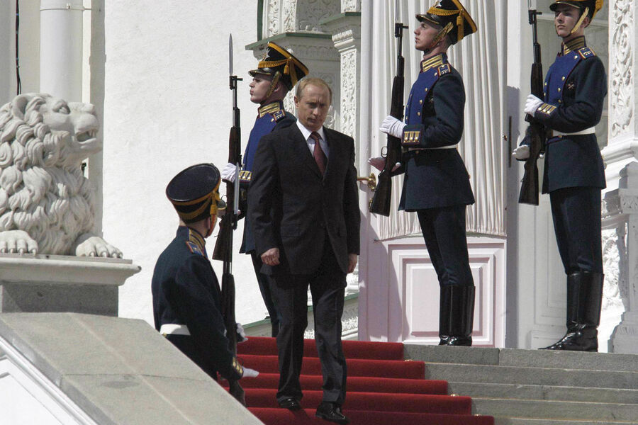 Владимир Путин направляется на&nbsp;Соборную площадь Кремля во время церемонии официального вступления в&nbsp;должность, 7&nbsp;мая 2004&nbsp;года