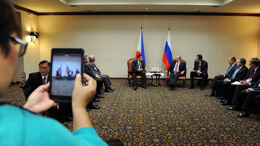 Президент РФ Владимир Путин и президент Филиппин Родриго Дутерте во время встречи на&nbsp;полях саммита АТЭС в&nbsp;Лиме