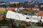 Экстренные службы на месте аварии с участием автобуса в муниципалитете Санта-Круш на португальском острове Мадейра, 17 апреля 2019 года