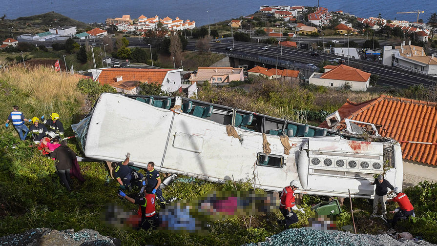 Экстренные службы на&nbsp;месте аварии с&nbsp;участием автобуса в&nbsp;муниципалитете Санта-Круш на&nbsp;португальском острове Мадейра, 17 апреля 2019 года