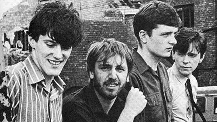 Группа Joy Division в&nbsp;1979 году. Слева направо: Стивен Моррис, Питер Хук, Иэн Кёртис, Бернард Самнер
