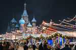 Новогодняя ярмарка на Красной площади в Москве, декабрь 2021 года