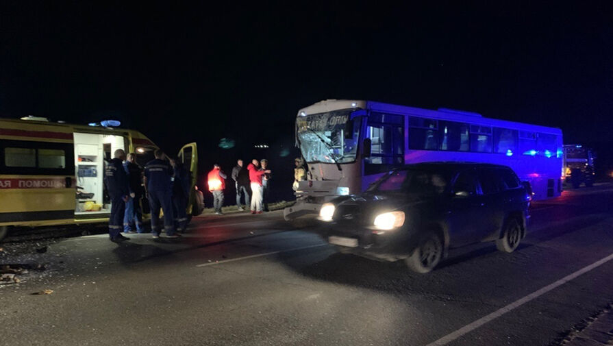 Пять человек пострадали из-за столкновения автобуса, КАМАЗа и легковушки в Саратове