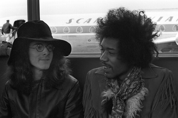 Гитарист Джими Хендрикс и басист Ноэль Реддинг в&nbsp;аэропорту Гамбурга, 1969&nbsp;год