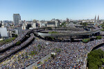 Вид на толпу в Буэнос-Айресе во время чемпионского парада в честь победы национальной сборной в финале чемпионата мира — 2022 в Катаре, 20 декабря 2022 года