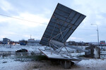 Упавший из-за штормового ветра рекламный щит на трассе Симферополь — Севастополь в Крыму, 27 ноября 2023 года