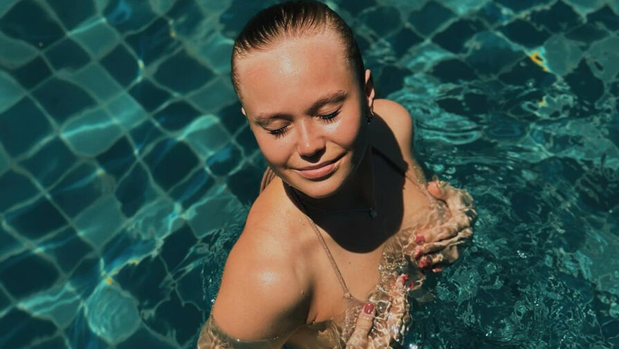 Российская гимнастка показала себя в бассейне, прикрыв грудь руками