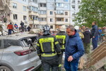 Сотрудники МЧC и жители города на месте обрушения подъезда в жилом доме в Белгороде, 12 мая 2024 года