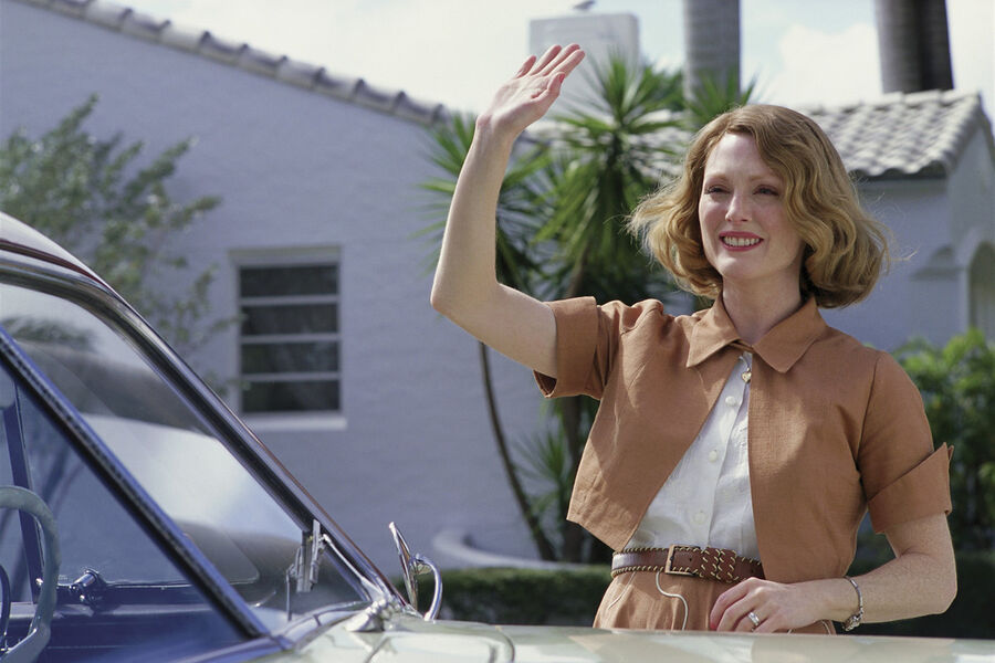 <b>&laquo;Часы&raquo; (2002)</b>
<br><br>
Картина получила девять номинаций на&nbsp;&laquo;Оскар&raquo;, одна из&nbsp;которых досталась Мур.