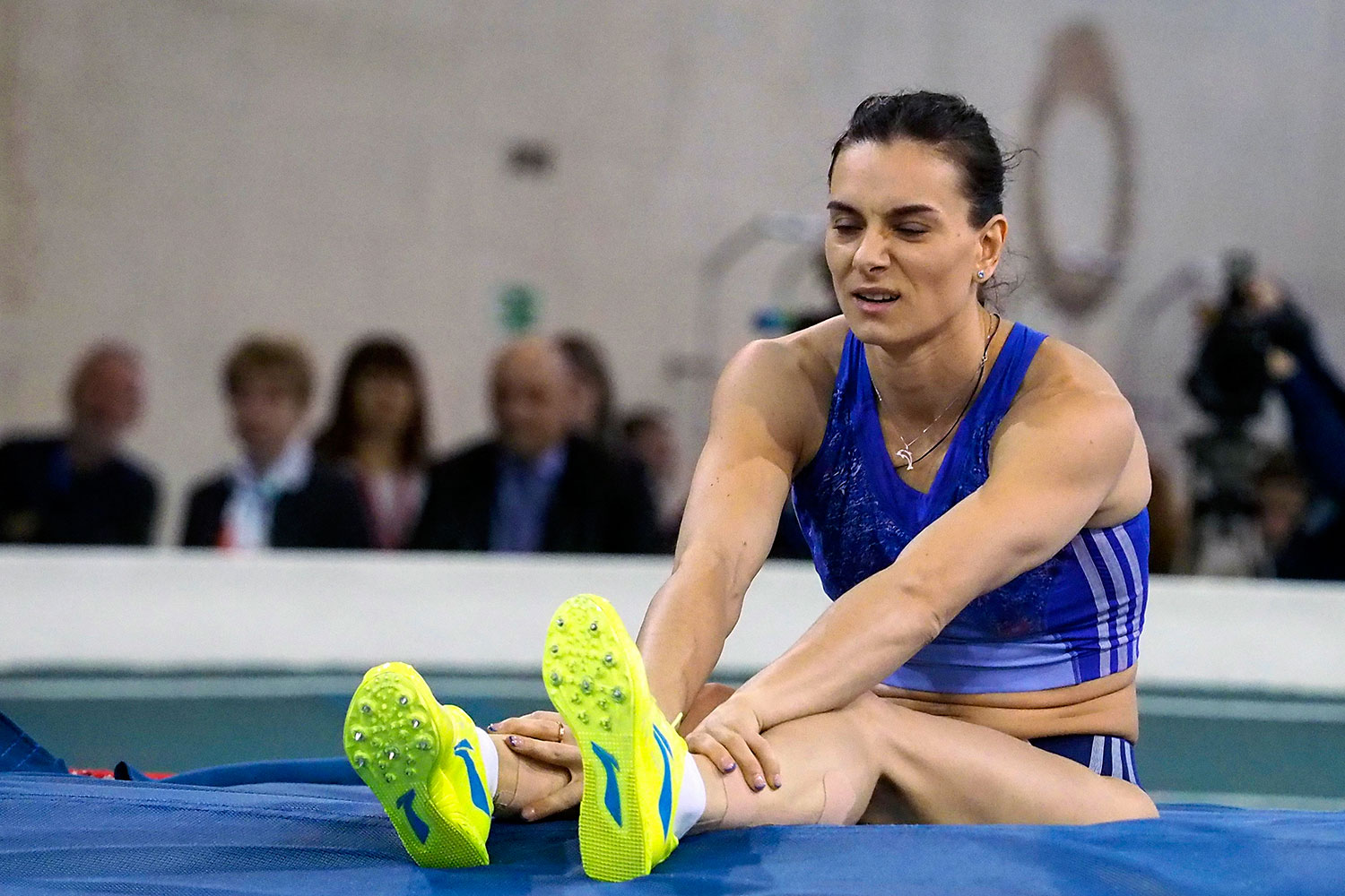 Двукратная олимпийская чемпионка по прыжкам с шестом Елена Исинбаева во время разминки перед первыми соревнованиями после возобновления карьеры на Кубке губернатора Волгоградской области