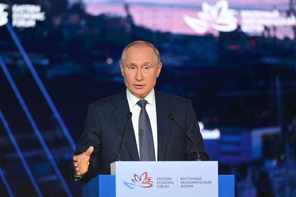 Президент России Владимир Путин выступает на пленарном заседании в рамках Восточного экономического форума во Владивостоке