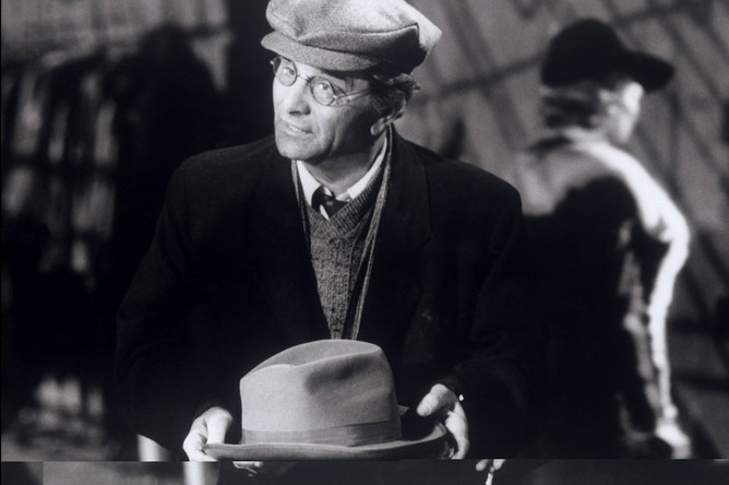 Питер Фальк в фильме «Небо над Берлином» (1987)
