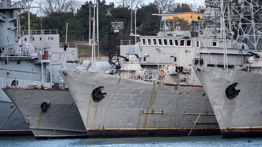 Военные корабли, которые ранее входили в состав военно-морских сил Украины, в бухте Севастополя, январь 2018