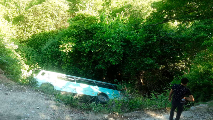 В Азербайджане автобус со школьниками упал в овраг