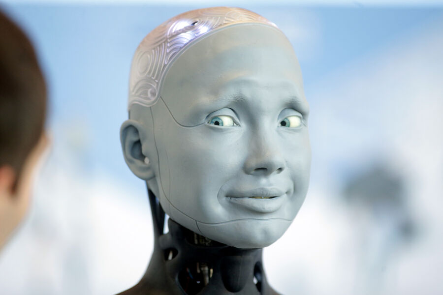 Человекоподобный робот &laquo;Амека&raquo; взаимодействует с&nbsp;участником саммита ООН, посвященного вопросам развития и применения искусственного интеллекта, в&nbsp;Женеве, 6&nbsp;июля 2023&nbsp;года