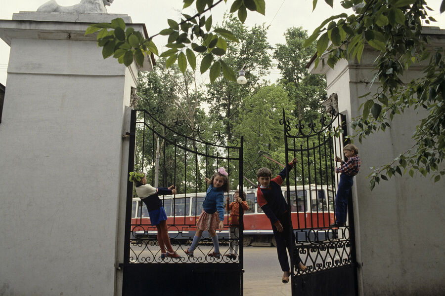 Дети катаются на&nbsp;воротах старинного особняка в&nbsp;Ярославле, 1987&nbsp;год 