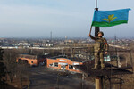 Военнослужащий группировки войск «Север» в Судже, освобожденной российскими Вооруженными силами от подразделений ВСУ, 13 марта 2025 года