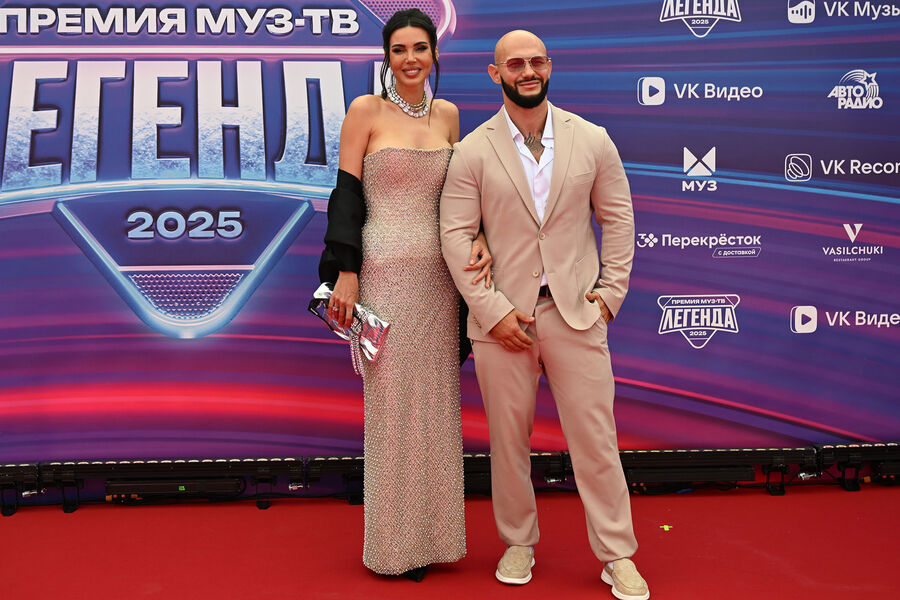 Рэпер Джиган (Денис Устименко-Вайнштейн) с&nbsp;женой Оксаной Самойловой на&nbsp;церемонии вручения ХХ национальной телевизионной премии в&nbsp;области популярной музыки МУЗ-ТВ 2025. Легенда в&nbsp;Live Арене в&nbsp;Москве, 7&nbsp;июня 2025&nbsp;года