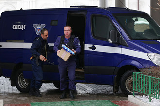 Сотрудники Спецсвязи с экзаменационными материалами перед пробным ЕГЭ, 2015 год