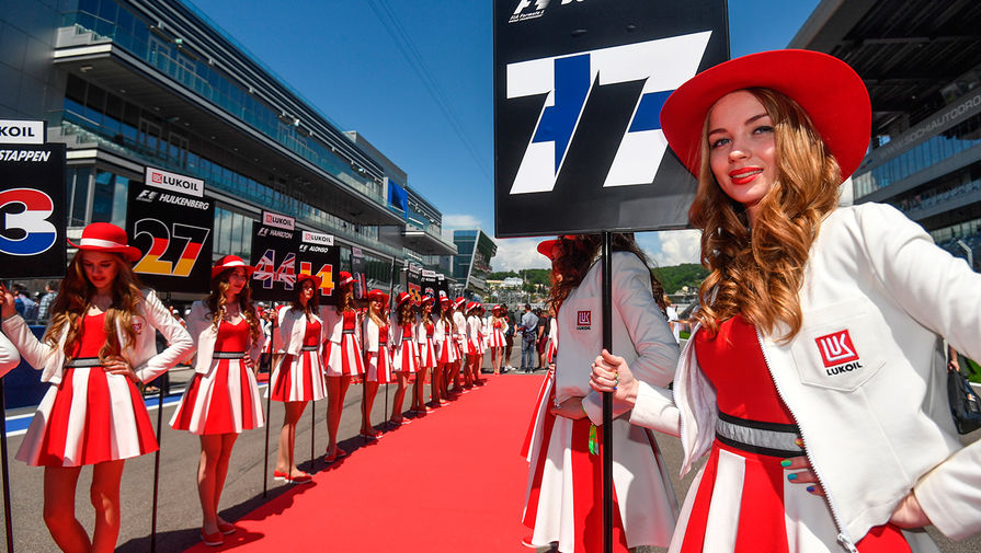 Девушки держат таблички с&nbsp;номерами мест гонщиков на&nbsp;трассе перед&nbsp;гонкой на&nbsp;российском этапе чемпионата мира по&nbsp;кольцевым автогонкам в&nbsp;классе &laquo;Формула-1&raquo;