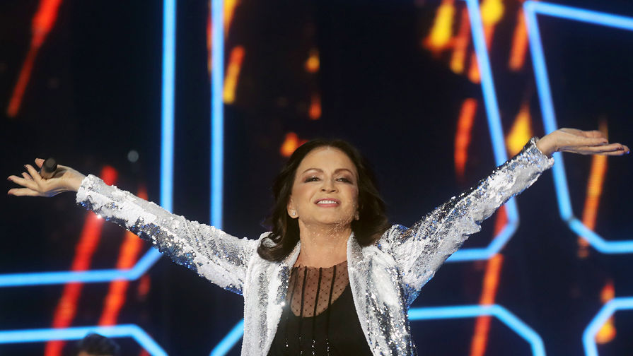 Певица София Ротару выступает на концерте «Песня года 2017» в СК «Олимпийский»