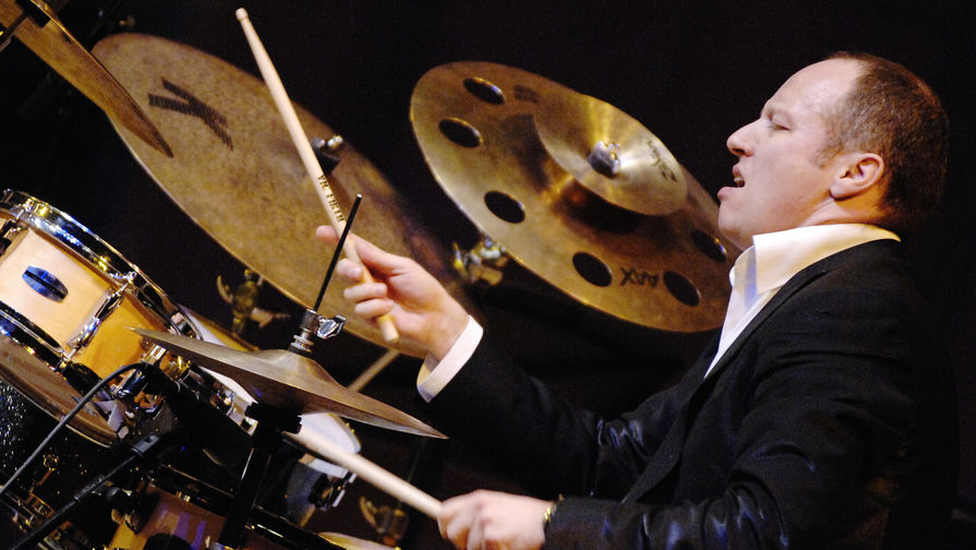 Барабанщик Олег Бутман во время выступления на фестивале «Триумф джаза» в Москве, 2010 год