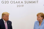 Президент США Дональд Трамп и канцлер Германии Ангела Меркель на полях саммита G20 в Осаке, 28 июня 2019 года
