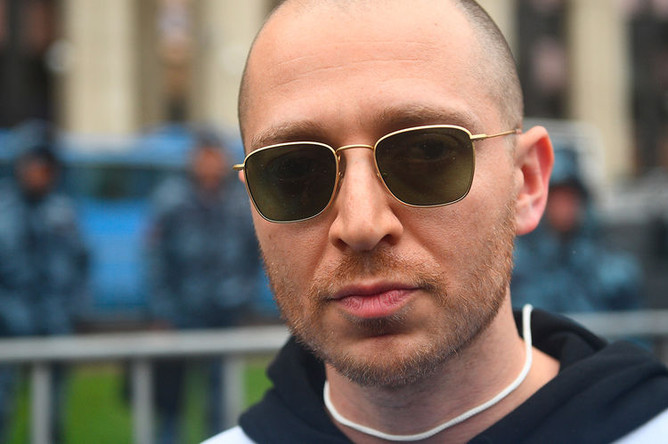 Рэп-исполнитель Оксимирон (Oxxxymiron) на митинге в поддержку незарегистрированных кандидатов в Мосгордуму на проспекте Академика Сахарова в Москве