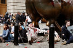 Протестующие возле статуи «Атакующий бык» на Уолл-Стрит в Нью-Йорке, 7 октября 2019 года