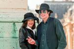 Лиза Мари Пресли вышла замуж за Майкла Джексона в 1994 году. Их брак длился всего полтора года
<br>
На фото: Лиза Мари Пресли и Майкл Джексон в Париже, 1994 год
