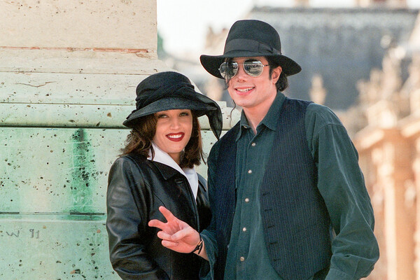 Лиза Мари Пресли вышла замуж за&nbsp;Майкла Джексона в&nbsp;1994 году. Их брак длился всего полтора года
<br>
На&nbsp;фото: Лиза Мари Пресли и Майкл Джексон в&nbsp;Париже, 1994&nbsp;год
