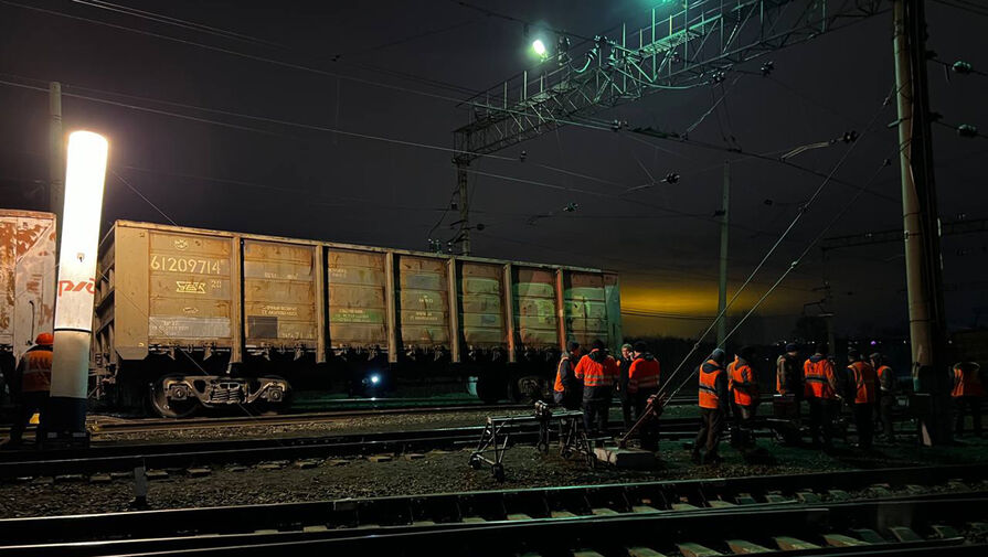 В Екатеринбурге сошли с рельсов 13 вагонов перевозившего известняк грузового поезда
