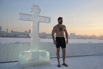 Мужчина во время крещенских купаний на реке Обь в Новосибирске, 19 января 2024 года