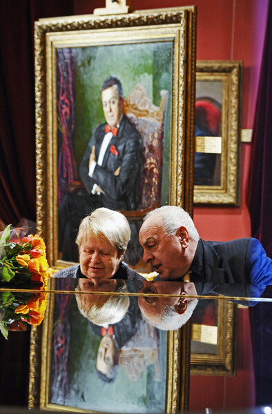 Композитор Александра Пахмутова и пианист Левон Оганезов на&nbsp;презентации портрета И. Кобзона работы А. Шилова, 2011&nbsp;год 