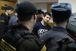 Когда судья вынес приговор, конвой выпустил Мирзаева из клетки — и увел подальше от зрителей и журналистов.