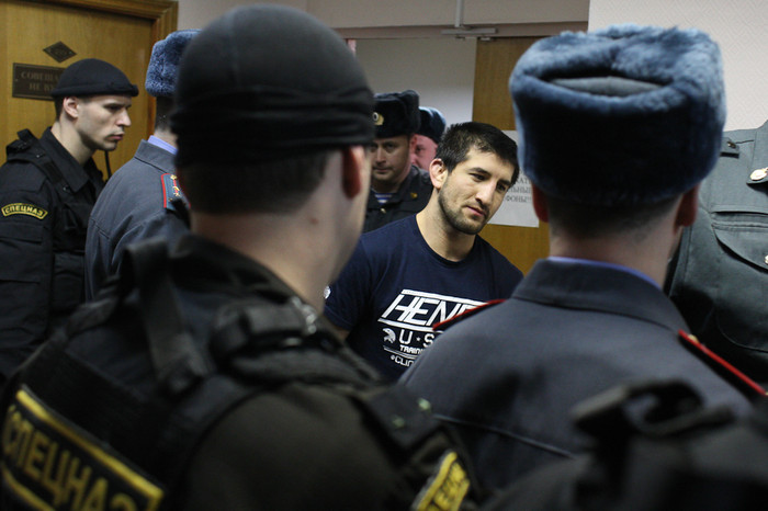 Когда судья вынес приговор, конвой выпустил Мирзаева из&nbsp;клетки &mdash; и увел подальше от зрителей и журналистов.