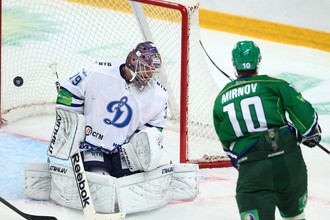 Игорь Мирнов поражает ворота Александра Шарыченкова