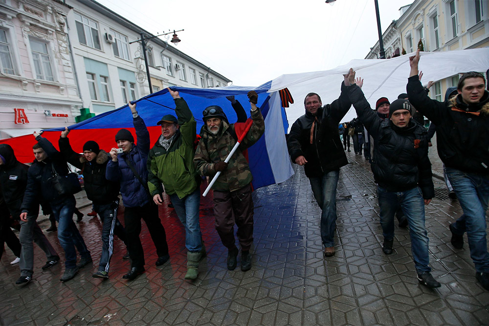 Участники митинга у здания Верховного Совета Крыма развернули огромный флаг России