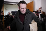 Алексей Навальный (включен в список террористов и экстремистов) после рассмотрения ходатайства следствия о его домашнем аресте в Басманном суде Москвы