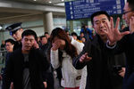 Родственники пассажиров, находившихся на борту рейса MH370 компании Malaysian Airlines, в аэропорту Пекина
