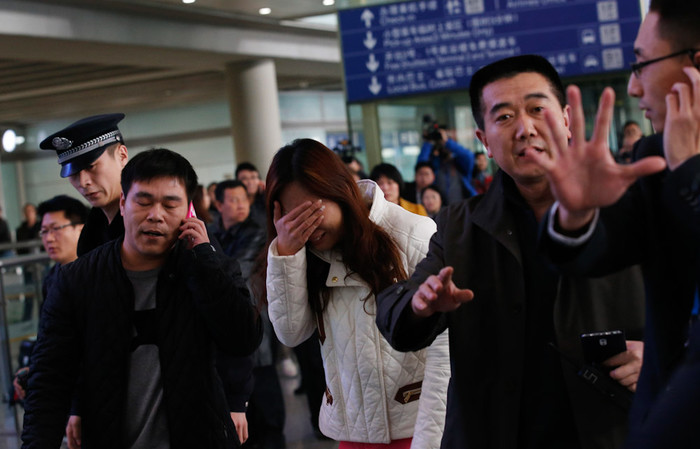 Родственники пассажиров, находившихся на&nbsp;борту рейса MH370&nbsp;компании Malaysian Airlines, в&nbsp;аэропорту Пекина