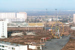 Чернобыль — это слово стало символом беды. Зловещий памятник аварии — мертвый город Припять, обнесенный колючей проволокой, пустые квартиры, улицы, дома. На снимке: новый стадион и парк культуры должны были быть открыты 1 мая 1986 года. Теперь они уже не откроются никогда