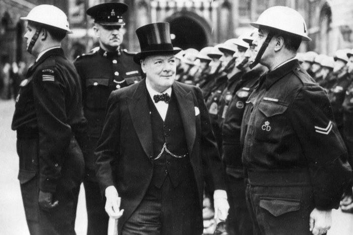Премьер-министр Черчилль проводит осмотр войск гражданской обороны