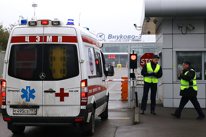 Машина скорой помощи у контрольно-пропускного пункта терминала аэропорта Внуково-3, где разбился самолет Dassault Falcon 50