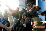 Солдаты спасаются от толпы на мосту Босфор в Стамбуле