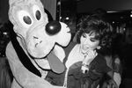 Джина Лоллобриджида и персонаж из мультфильмов Walt Disney Плуто на вечеринке в Нью-Йорке, 1981 год