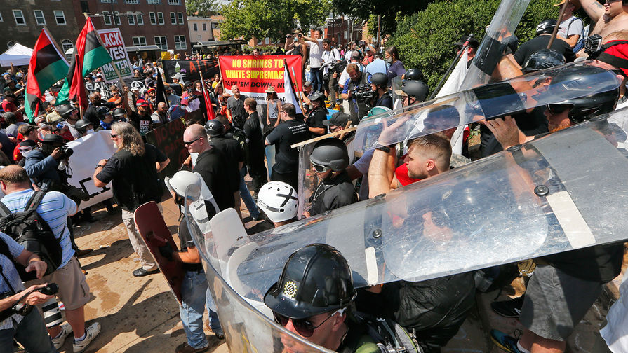 Националисты и их противники во время столкновений около&nbsp;входа в&nbsp;парк Ли в&nbsp;Шарлотсвилле, штат Вирджиния, 12&nbsp;августа 2017&nbsp;года