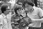 Ренат Ибрагимов (справа) даёт автографы жителям Казани, 1980 год 