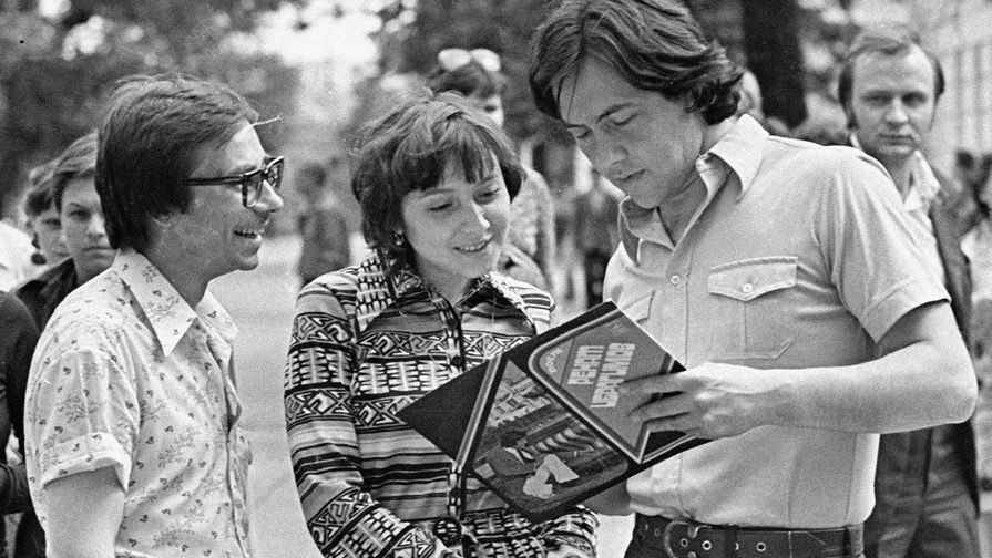 Ренат Ибрагимов (справа) даёт автографы жителям Казани, 1980&nbsp;год 