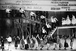 Сцена из спектакля Государственного театра Мейерхольда «Баня» по пьесе Владимира Маяковского в постановке Всеволода Мейерхольда, 1930 год